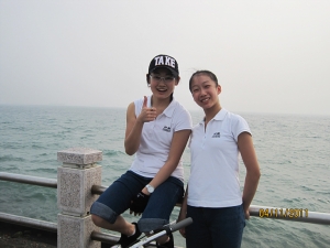 Le ballerine Lisa Ma e Kaidi Wu di fronte al Porto di Kaohsiung. (Regina Dong)
