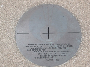 Questa placca commemora l'inizio della costruzione del Sydney Opera House. Tutte le misurazioni vennero prese da questo punto di riferimento base. (Jing Yuan)