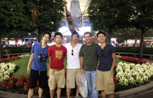 從左至右，舞蹈演員Patrick Trang，Jeff Sun，Alex Chun，主持人唐瑞，舞蹈演員宋艾文。