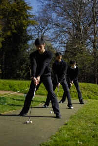 The next morning, before heading to the airport, dancers Eric Lam, Alvin Song, and Jeff Sun decided to try their luck at golf. No one was injured. Too seriously. (TK Kuo)