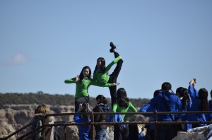 Les tours de magie des danseuses Miranda Zhou-Galati et Kaidi Wu devant un public passionn&eacute; (Annie Li).