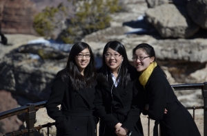 Les musiciennes Nika Zhang, Rachel Chen et Maria Han prennent la pause et ne paraissent pas d&eacute;rang&eacute;es par la pente abrupte de 1000 pieds (plus de 300 m&egrave;tres) derri&egrave;re elles (Annie Li).