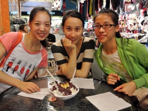 台式熊掌三明治和西方熊爪甜点，以及在中国某些地方被视为美食的真熊掌不能混同一谈。 我们还买了这些鸡蛋布丁带回去，主要是因为它们太可爱了。 台南是&ldquo;棺材板&rdquo;的发行地－－厚片吐司面包，中间挖空塞满了从凤梨到鸡肉等各式食料。我们上网站找到了这家原始的棺材板餐厅，又用iPod的地图骑车来到这里，Taiwei和我还跑到里面看它到底是怎么做成的。 这家可爱的甜点店是我们偶尔遇到的。看到中间小花盆里面发芽的小蛋糕了么？ 看看这款夜市里面可爱的小吃菜单 －－ 实际上是用面团做成的，它看上去也可以被我们享用。 美味的饮料！ 一般来说，所有都统称为珍珠奶茶，其实是由各种食料组合成的，如果冻，珍珠，茶，牛奶，糖等。