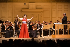 La soprano Haolan Geng, despu&eacute;s de cantar 'El prop&oacute;sito de la vida'.