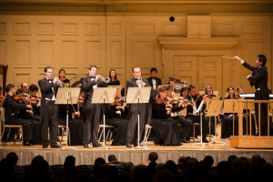 De izq. a der.: Kaspar Martig, Eric Robins y Alexander Wilson interpretan 'Bugler's Holiday', de Leroy Anderson, con la direcci&oacute;n de Yohei Sato.