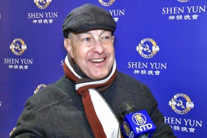 "Quiero decir que el espect&aacute;culo&hellip; &iexcl;es para morirse! &iexcl;Fue absolutamente fenomenal!... &iexcl;Voy a estar aqu&iacute; cada a&ntilde;o!" - Richard Sacher, actor, vio Shen Yun en Nueva York