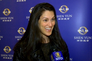 "Tal vez deber&iacute;a cambiar parte de la paleta de colores despu&eacute;s de ver el espect&aacute;culo... Estos colores te dan vida". -Yliana Yepez, dise&ntilde;adora de moda, vio Shen Yun en Nueva York