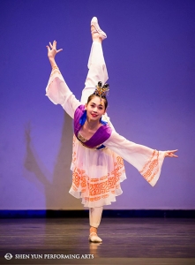 全世界中国古典舞踊大会で「天空を繕う女媧」を演じる周暁（ヂョウ・シャオ）（青年女子部門で金賞獲得）