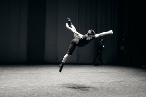 Hoofddanser Rocky Liao oefent een vlinder trap. (foto door danser Songtao Feng)