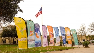 Spanduk memperingati desain tahunan Shen Yun 2009-2015 di luar California Center for the Arts Escondido. (Foto oleh penari Nancy Wang)