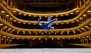 Il ballerino Felix Sun della compagnia Shen Yun di New York “vola” prima dello spettacolo