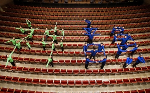 All’Oncenter Crouse Hinds Theater di Syracuse, New York, i ballerini della compagnia internazionale di Shen Yun creano i caratteri cinesi per il nome: (神韻) Shen Yun (foto dell’operatrice Annie Li)