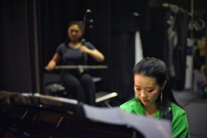 La pianista Huichen Chen prova con la solista suonatrice di Erhu Linda Wang nel backstage del Regal Theatre di Perth, in Australia, dove la compagnia internazionale di Shen Yun ha già tenuto nove spettacoli (foto della ballerina Lily Wang)
