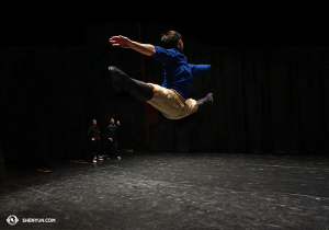Monkey King Jim Chen warms up before the performance in Geneva's Bâtiment des Forces Motrices, February 25. (photo by Jacky Pun).