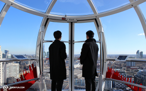 Nel frattempo, a Londra, i membri dell'orchestra di Shen Yun International hanno visitato il London Eye. Il trombonista Tian Li Hong (a sinistra) e il violinista Joshua Lin guardano verso est. (foto di Darrell Wang)