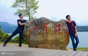 舞蹈演員周緣明（左）和陳陽暮月在台灣最大的一片水域——日月潭。（攝影：舞蹈演員Liang Jun）