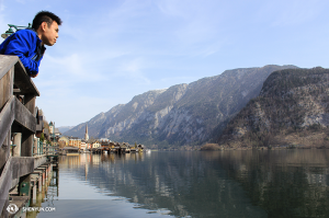 Pemain biola Joshua Lin menghadap Danau Hallstatt. (Foto oleh Seunghuni)