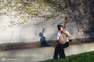 Pipa player Miao-Tzu Chiu practices in the Seattle afternoon sun. (photo by Chi-Chein Weng)