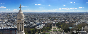 Die Shen Yun International Company ist zurück in Nordamerika, aber ihre Fotoapparate sind in Gedanken noch immer im wunderschönen Paris. (Foto: Annie Li, Bühnenprojektion)