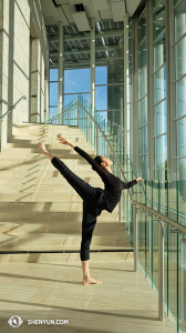 Angelia Wang, Erste Tänzerin, beim Aufwärmen im Valley Performing Arts Center in Northridge, Kalifornien. (Foto: Tänzerin Nancy Wang)