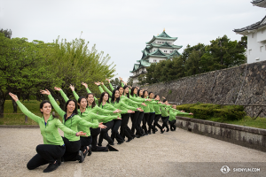 Tänzerinnen der Shen Yun World Company vor der Burg Nagoya in Nagoya, Japan.