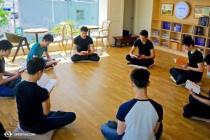 Dancers from Shen Yun World Company study together the teachings of Falun Dafa during an off day in Seoul, South Korea. (photo by dancer Mark Kao)