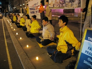 ロウソクを灯しての座り込み。2007年4月26日、中国大使館前で（写真提供：Minghui.org)