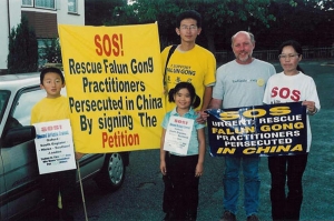 ベン・チェン（左）とロンドンの法輪功修煉者。中国での迫害を認識してもらうためのSOSの旅路に出る前（写真提供：Minghui.org）
