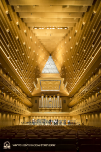 Shen Yun Symphony Orchestra premiered its 2016 tour season in Asia, at Tokyo Opera City Concert Hall, Sept. 15. (photo by bassist TK Kuo)
