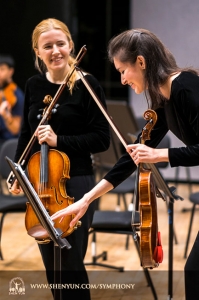 Principal violist Paulina Mazurkiewicz and violist Elisabeth Reynolds share a laugh.
