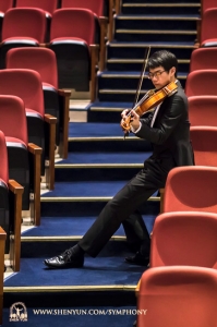 Violist Tongsheng Ye warms up at Taoyuan’s Zhongli Arts Hall, Taiwan.
