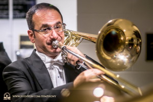 Bassist en trombonist Karen Khachatryan warmt zich op vooraf aan een voorstelling in Kennedy Center Concert Hall.