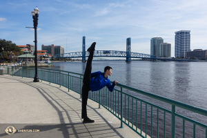 Danser Daren Chou rekt en strekt terwijl hij uitkijkt over de St. Johns River, net buiten Jacksonville, Florida’s Times-Union Center for the Performing Arts. (Foto door danser Louis Liu)