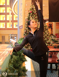 Hoofddanseres Xindi Cai van Shen Yun Touring Company warmt zich op in een voor kerstmis versierde lobby in de Aronoff Center for the Arts in Cincinnati, Ohio. (Foto door danseres Helen Li)