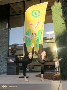 Een paar uur naar het zuiden, in California’s Fresno, kijken hoofddanseressen Hsiao-Hung Lin (links) en Angelia Wang uit naar de rest van de tour.  (Ja, het zijn dezelfde danseressen die dezelfde pose aannemen als op de banner boven hen).