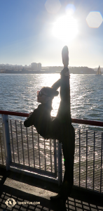 Niet afgeleid door het panorama van Florida’s zon en water, laat Daisy Wang ons zien hoe het gedaan wordt vanuit San Francisco Fisherman’s Wharf. 