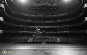 공연 전 몸을 풀고 있는 무용수 로이 천. (Photo by dancer Edwin Fu)