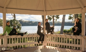 In Gainesville, Shen Yun International Company dancers enjoy the Florida winter. Left to right: Angela Xiao, Jiayuan Yang, Miranda Zhou-Galati, and Linjieh Huang. (photo by projectionist Annie Li)