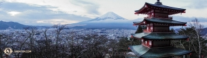 One more look at the volcano from behind a traditional pagoda. (Photo by Kenji Kobayashi)