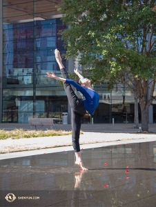 Shen Yun performed twelve times in nine days at the AT&T Performing Arts Center, where the weather was in the upper 70s, a warm welcome after weeks in Canada’s winter. (Photo by Stephanie Guo)