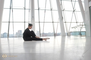 Helen Li fixing her dance shoes. (Photo by Diana Teng)