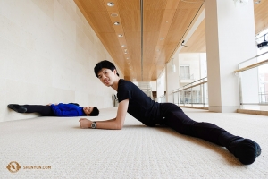 Principal dancers Rubi Zhang (left) and Antony Kuo stretch in the lobby’s mezzanine level. (Photo by Jeff Chuang)