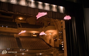 Flying handkerchief practice ahead of a Philadelphia performance. Even in the air, these magical hankies stay in formation! (Photo by Annie Li)