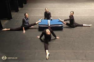 Gli esercizi di allungamento continuano in teatro. Le ballerine della Shen Yun International Company presso il Buell Theatre di Denver, Colorado. In senso orario a partire dalle ore 9: le ballerine Jessica Si, Hannah Rao, Yuting Huang e Connie Kuang (foto della proiezionista Annie Li)