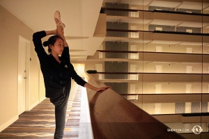 Allungamenti serali in hotel, come per Bella Fan, sono una parte fondamentale della vita di una ballerina errante. Assicuratevi di dire ciao se vi capita di vedere qualcuno di noi nel vostro hotel! (foto di Helen Li)