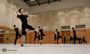 A Toronto, Steve Feng (in primo piano) e i ballerini della Shen Yun World si allenano nella sala prove (foto del danzatore Jeff Chuang)