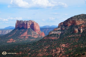 Back in the Wild West, Shen Yun International Company had a day off in Sedona, Arizona. (Photo by violinist Hirofumi Kobayashi)
