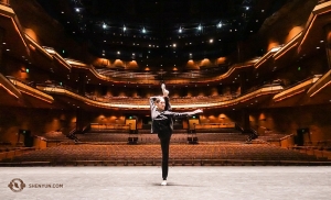 Tancerka Yuting Huang w Ikeda Theater w Mesa, stan Arizona. (fot. Annie Li)