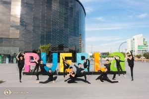 Tymczasem, Shen Yun Touring Company występowało w Pueblo, w Meksyku, przez większość czasu wewnątrz teatru.  
