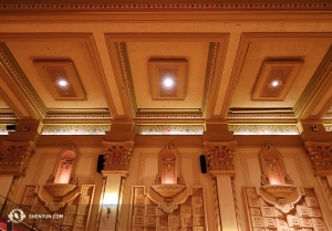 Ściany lobby w Granada Theatre, Santa Barbara. (fot. Annie Li)